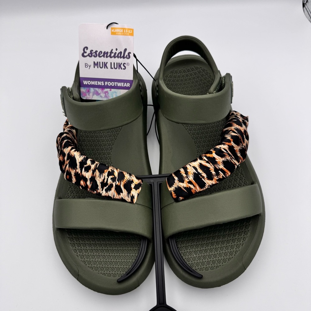 New with Tags (NWT) Essentials by MUK LUKS Surf Girl Sandals size XL 11-12